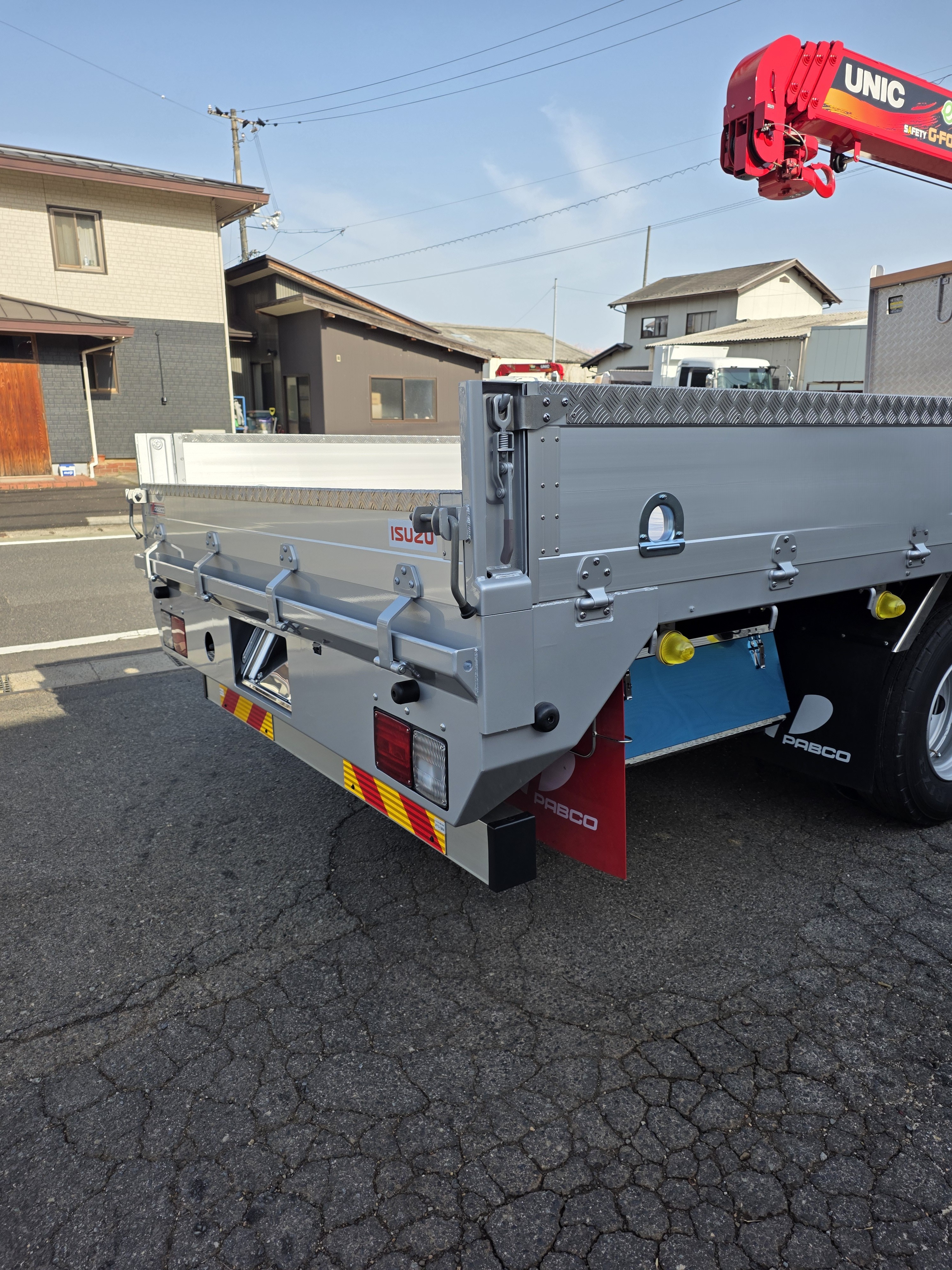 鈑金修理中の自動車